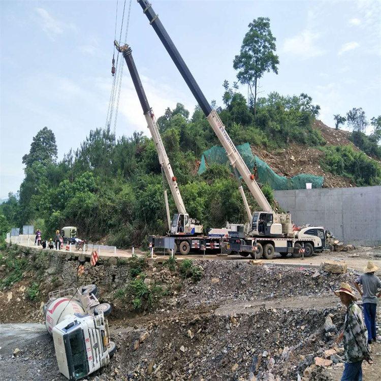 南区街道汽车掉沟里叫吊车救援要多少钱